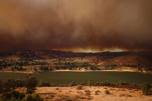 Riesige Rauchwolken liegen über der Brandzone. , © Ethan Swope/FR171736 AP/AP/dpa