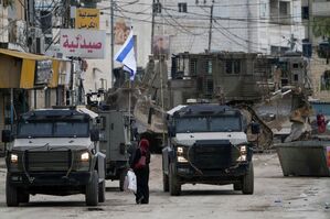 Israelische Militärfahrzeuge bewachen eine Straße in Dschenin. Die Stadt gilt als Hochburg militanter Palästinenser., © Majdi Mohammed/AP/dpa