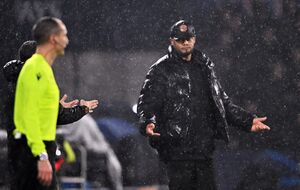 Ratlos! Bayern-Coach Vincent Kompany muss mit den Bayern in der Champions League wohl in die Playoffs., © Federico Gambarini/dpa