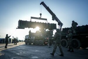 Soldaten der Bundeswehr verladen Raketen für das Flugabwehrsystem Patriot, das nun vorübergehend im polnischen Rzeszow stationiert wird. (Foto aktuell), © Kay Nietfeld/dpa