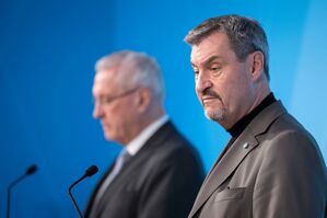 Der Bayerische Ministerpräsident Markus Söder (r, CSU) und Bayerns spricht Innenminister Joachim Herrmann (CSU) sehen die Schuld vor allem beim Bundesamt für Migration und Flüchtlinge (Bamf) und verweisen zudem auf die von ihnen schon länger kritisierte Migrationspolitik der Bundesregierung., © Lukas Barth/dpa