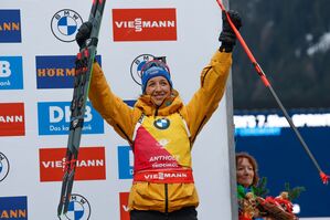  Franziska Preuß feiert auf dem Podium ihren dritten Platz., © Alessandro Trovati/AP/dpa