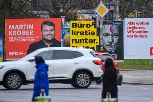 Wahlplakate, wie hier in Magdeburg, sollen nicht nur die Kandidaten und Kandidatinnen bekannter machen, sondern idealerweise auch Themen ansprechen, die die Wähler besonders bewegen. Aktuell ist das vor allem das Problemfeld Wirtschaft und Inflation., © Klaus-Dietmar Gabbert/dpa