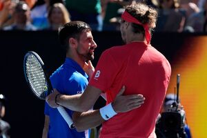 Alexander Zverev (rechts) steht nach der Aufgabe von Novak Djokovic im Finale, © Asanka Brendon Ratnayake/AP/dpa