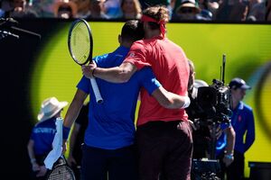 Djokovic und Zverev (r) nach der Aufgabe des angeschlagenen Serben., © Asanka Brendon Ratnayake/AP/dpa