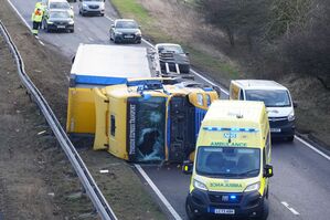 Der Sturm führte auch im Straßenverkehr zu erheblichen Beeinträchtigungen., © Owen Humphreys/PA Wire/dpa