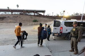 Viele Migranten werden schon kurz nach der Grenzüberquerung aufgegriffen. (Archivbild), © Gregory Bull/AP/dpa