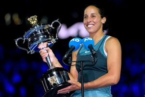 Madison Keys hält stolz die Trophäe für ihren Finalsieg in den Händen, © Asanka Brendon Ratnayake/AP/dpa