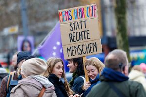 Aufgerufen zu dem Protest hatte das Bündnis «Köln stellt sich quer»., © Christoph Reichwein/dpa