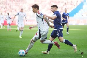 Düsseldorfs Dawid Kownacki (l) im Zweikampf mit Karlsruhes Robin Heußer (r)., © Philipp von Ditfurth/dpa