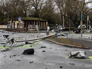 Die Unfallstelle wurde großräumig abgesperrt. , © Christoph Reichwein/dpa