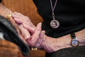 Margot Friedländer trägt ein Amulett mit dem Bild ihrer Mutter, die wie ihr Bruder im NS-Vernichtungslager Auschwitz ermordet wurden. , © Kay Nietfeld/dpa