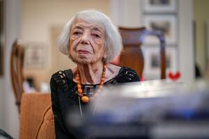 Margot Friedländer wanderte nach der Befreiung in die USA aus, kam aber mit 88 Jahren in  ihre Heimat Berlin zurück., © Kay Nietfeld/dpa