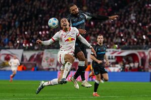 Leipzigs Yussuf Poulsen (l.) im Zweikampf mit Jonathan Tah., © Jan Woitas/dpa