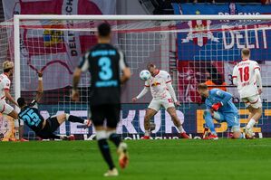 Auf der Linie: David Raum blockt den Schuss von Exequiel Palacios und verhindert das 3:1 für Bayer., © Jan Woitas/dpa