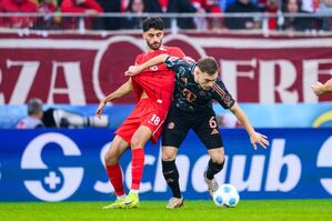 Joshua Kimmich, hier bedrängt von Freiburgs Eren Dinkci, war mit dem Bayern-Auftritt zufrieden., © Tom Weller/dpa