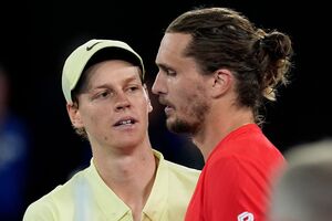 Jannik Sinner (l) baute Alexander Zverev auf, © Ng Han Guan/AP/dpa