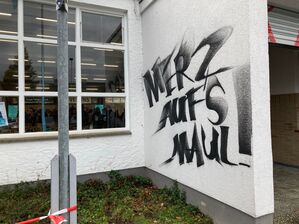 Die Schmähungen waren auf Wände rund um die Schützenhalle gesprüht worden., © Carsten Linnhoff/dpa