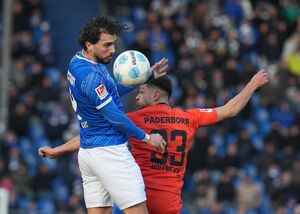 Der SC Paderborn um Marcel Hoffmeier (r) besiegte den SV Darmstadt 98 um Fraser Hornby verdient., © Thomas Frey/dpa