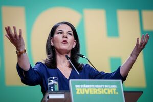 Bundesaußenministerin Annalena Baerbock spricht in ihrer Rede auch die tödliche Attacke auf eine Kita-Gruppe in einem Park in Aschaffenburg an., © Kay Nietfeld/dpa