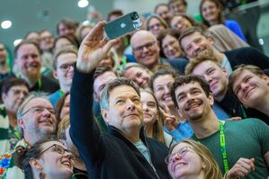 Auf dem Parteitag findet Robert Habeck, Bundesminister für Wirtschaft und Klimaschutz und Kanzlerkandidat der Grünen, Zeit für ein Selfie mit Delegierten aus seinem Heimatverband Schleswig-Holstein., © Michael Kappeler/dpa