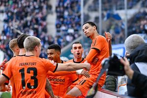 Lässt sich feiern: Eintracht-Torschütze Hugo Ekitiké, © Uwe Anspach/dpa