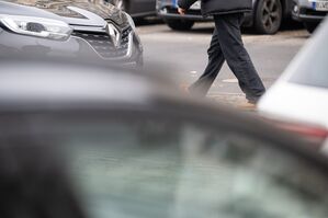 Fachleute warnen, dass Fußgänger wegen falsch geparkter Autos oft erst spät gesehen werden. (Archivbild), © Sebastian Christoph Gollnow/dpa