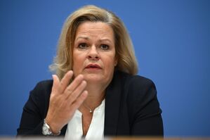 Bundesinnenministerin Nancy Faeser (SPD) hat mit Vertretern mehrerer Internet-Plattformen über Desinformation im Kontext der anstehenden Bundestagswahl gesprochen. (Archivfoto), © Sebastian Gollnow/dpa