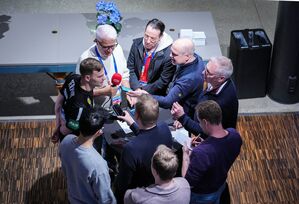 Timo Kastening freut sich auf die Rückkehr von Juri Knorr zum WM-Viertelfinale der deutschen Handballer gegen Portugal., © Soeren Stache/dpa