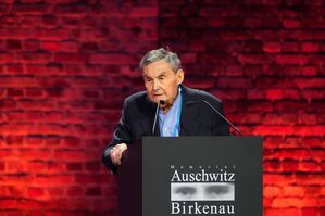 Der Holocaust-Überlebende Marian Turski spricht während der Gedenkfeier zum 80. Jahrestag der Befreiung des ehemaligen deutschen Konzentrations- und Vernichtungslagers Auschwitz-Birkenau. (Foto aktuell), © Czarek Sokolowski/AP/dpa