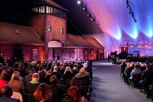 Der Holocaust-Überlebende Marian Turski spricht während der Gedenkfeier zum 80. Jahrestag der Befreiung des ehemaligen deutschen Konzentrations- und Vernichtungslagers Auschwitz-Birkenau. (Foto aktuell), © Czarek Sokolowski/AP/dpa