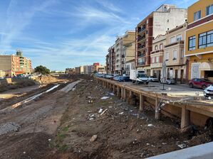 Die Uferstraßen und angrenzende Straßenzüge zeugen von dem Ausmaß der Überschwemmungen., © Angelika Engler/dpa