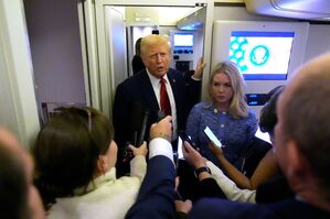 Trump unterzeichnete mehrere Erlasse an Bord der Air Force One auf dem Rückflug von Florida in die Hauptstadt Washington. , © Mark Schiefelbein/AP/dpa