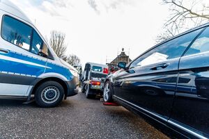 Bei den Durchsuchungen kam es auch zur Beschlagnahmung von hochwertigen Autos., © Christoph Reichwein/dpa