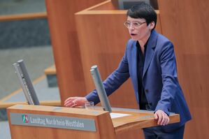 NRW-Flucht- und Integrationsministerin Josefine Paul (Grüne) räumt Defizite bei Rücküberstellungen von Flüchtlingen in andere EU-Länder ein., © Rolf Vennenbernd/dpa