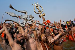 Im Zentrum des sechswöchigen Festivals stehen rituelle Waschungen an der Stelle, wo sich der Ganges und der Yamuna mit dem nur in der Mythologie existierenden Strom Saraswati vereinigen., © Deepak Sharma/AP/dpa