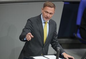 Der FDP-Vorsitzende Christian Lindner erklärt, weshalb seine Fraktion den Antrag zu den Zurückweisungen unterstützt. Er nutzt die Debatte auch für eine Abgrenzung zu den früheren Ampel-Koalitionspartnern SPD und Grüne., © Michael Kappeler/dpa