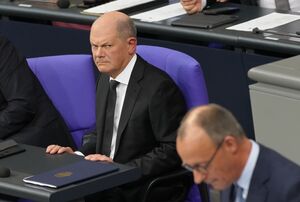 Einen so heftigen Schlagabtausch haben sich Kanzler und Oppositionsführer bisher nur selten im Bundestag geliefert., © Kay Nietfeld/dpa