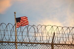 Es gibt zwar bereits seit Jahrzehnten eine kaum bekannte Einrichtung in Guantánamo Bay auf Kuba, in der Migranten festgehalten werden, die zum Beispiel versuchen, ohne Einreiseerlaubnis auf dem Seeweg in die USA zu kommen. Laut US-Medien war dort in vergangenen Jahren aber nur eine verschwindend geringe Zahl von Menschen untergebracht. , © Maren Hennemuth/dpa