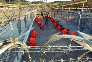 Die Rechtslage der Gefangenen in Guantánamo, ihre Haftbedingungen, Berichte über die verwendeten Verhör- und Foltermethoden führten international zu einem Aufschrei. (Archivbild), © Shane T. McCoy/epa/dpa