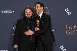 Brady Corbet und Adrien Brody posieren bei den Globes mit ihren Preisen. , © Chris Pizzello/Invision/AP/dpa