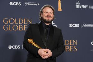 Brady Corbet posiert bei den Globes mit dem Preis für die beste Regie. , © Chris Pizzello/Invision/AP/dpa