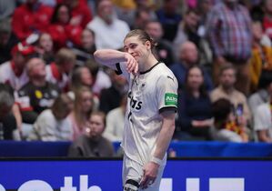 Glaubt trotz des Ausscheidens im WM-Viertelfinale an eine erfolgreiche Zukunft für die deutschen Handballer: Spielmacher Juri Knorr., © Soeren Stache/dpa