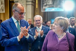 Ex-Kanzlerin Merkel distanziert sich mitten im Wahlkampf von Merz. (Archivbild), © Kay Nietfeld/dpa