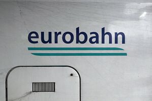 Das Logo der Eurobahn wird auch künftig an vielen Bahnhöfen zu sehen sein., © Federico Gambarini/dpa