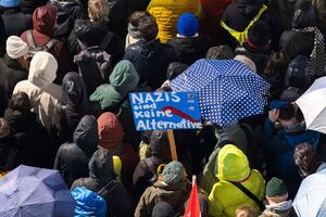 Auch in Hannover gehen Menschen auf die Straße., © Michael Matthey/dpa