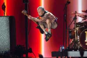 Flea von den Red Hot Chili Peppers macht Luftsprünge. , © Chris Pizzello/Invision/AP/dpa