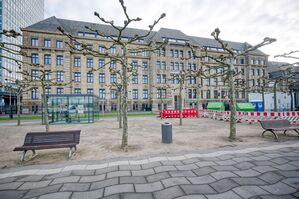 Die Staatskanzlei am Düsseldorfer Rheinufer ist der Sitz von CDU-Ministerpräsident Hendrik Wüst. (Archivbild), © Henning Kaiser/dpa