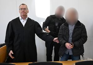 Der wegen Mordes an der neunjährigen Valeriia verurteilte 37-Jährige (r) wird im Landgericht Chemnitz neben seinem Verteidiger Jörg Neuber (l) vorgeführt. (Archivbild), © Hendrik Schmidt/dpa