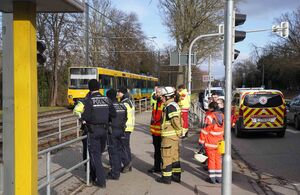 Auch für die Kräfte von Polizei und Feuerwehr ist das ein schwieriger Einsatz., © Andreas Rosar/dpa